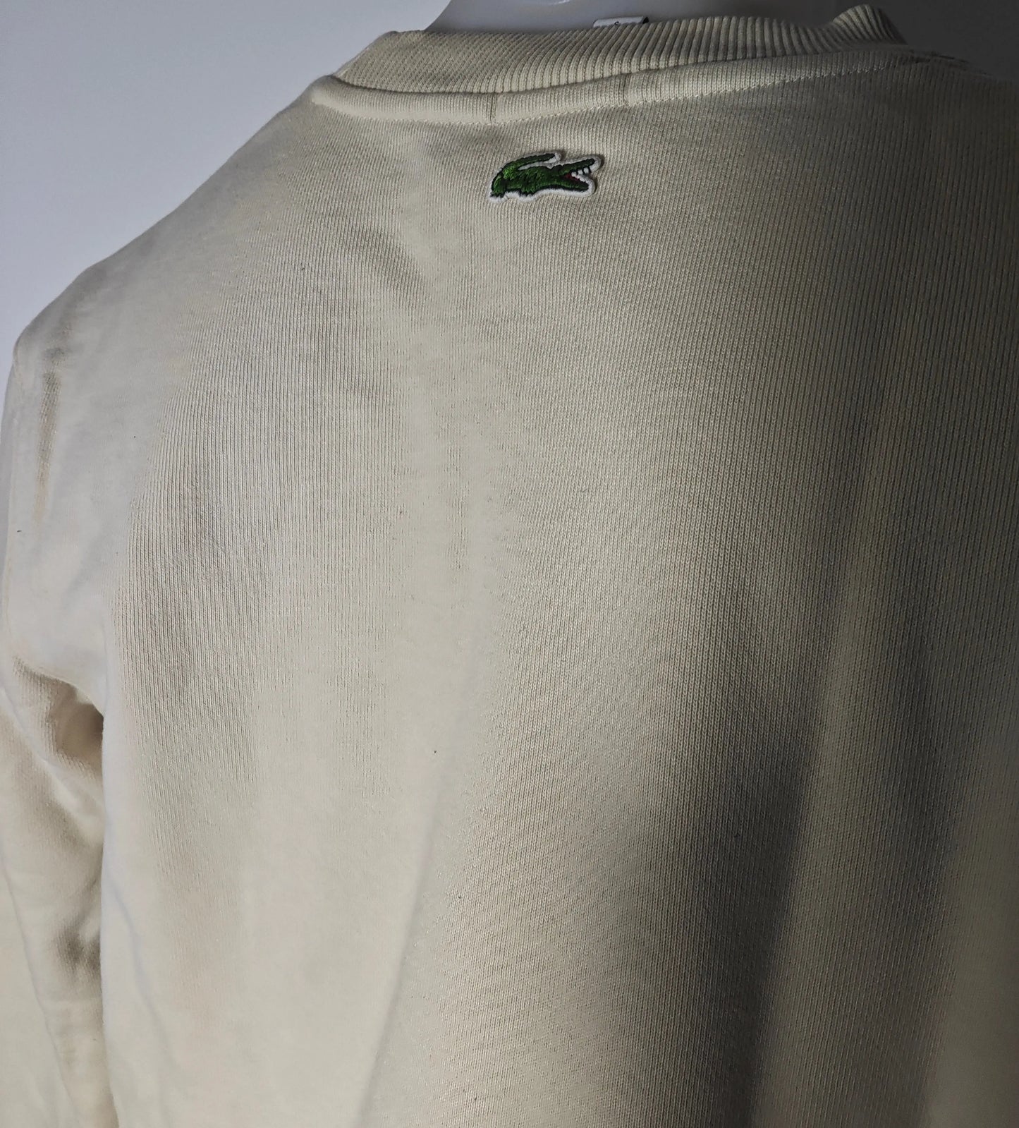 Sweat-shirt classique beige de Lacoste, avec un logo crocodile vert brodé sur le haut du dos.