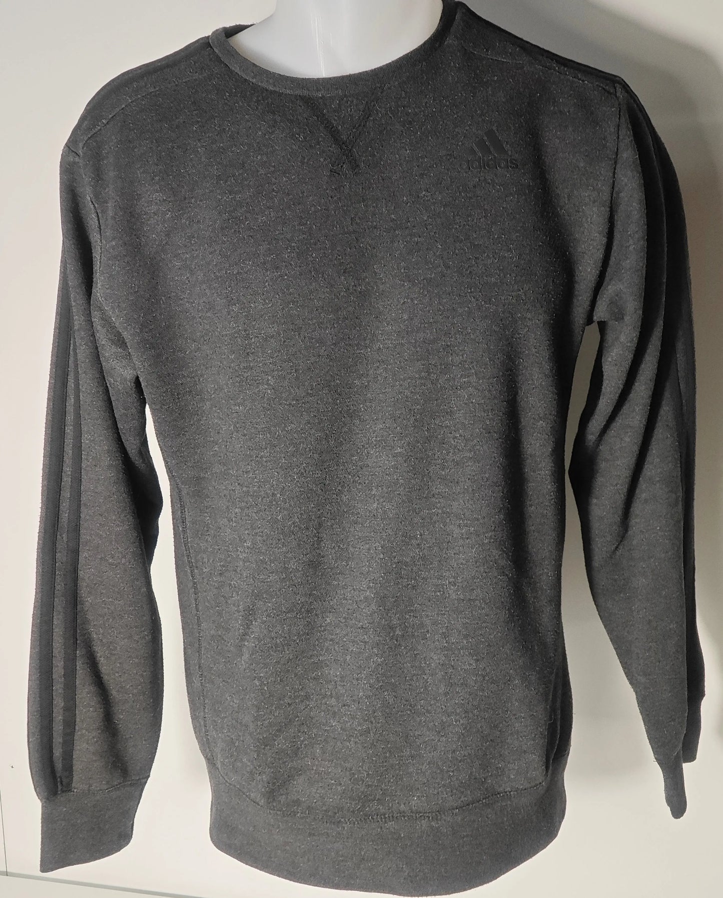 Sweat gris de sport, Adidas Sport Essentials, de la marque Adidas, avec manches longues à rayures.