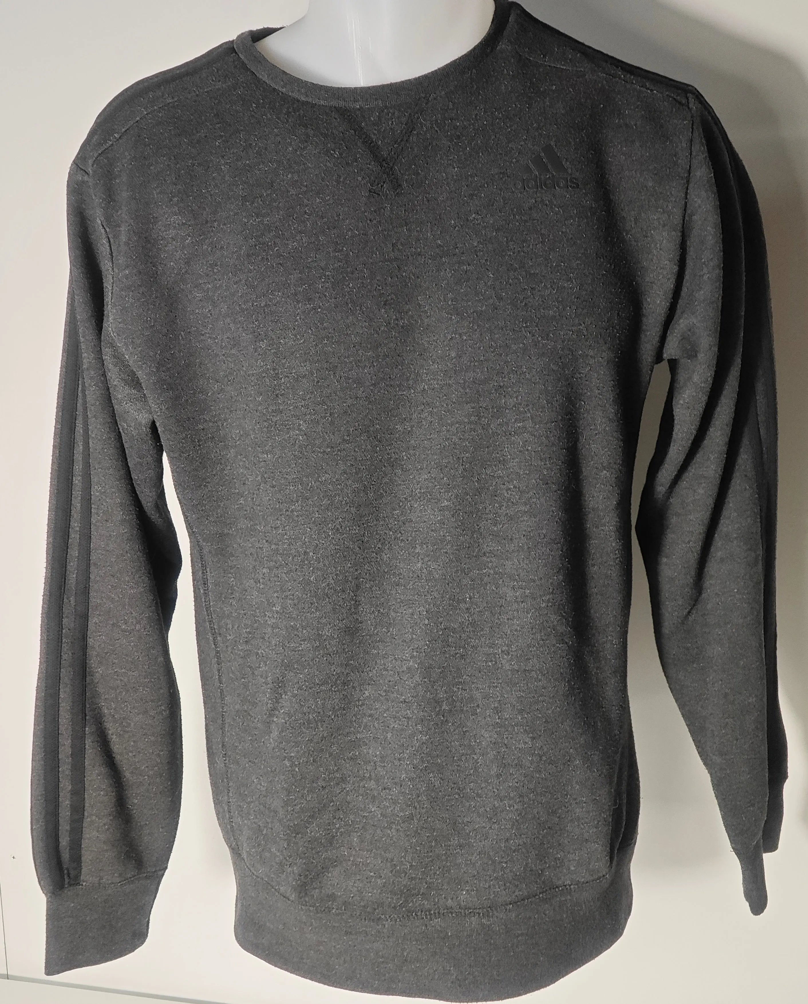 Sweat gris de sport, Adidas Sport Essentials, de la marque Adidas, avec manches longues à rayures.