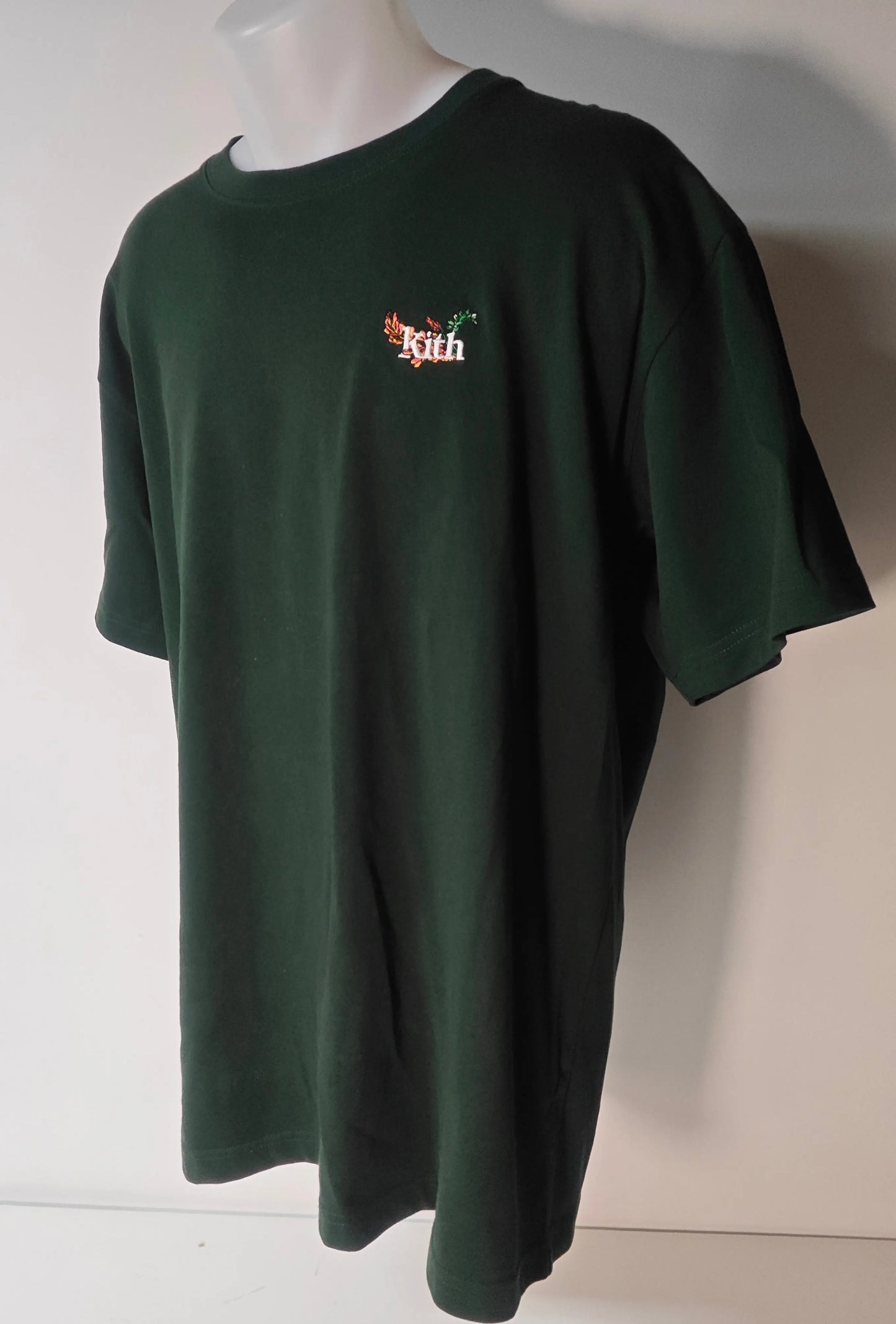 T-Shirt KITH – Broderie Floral Logo – Vert Foncé – Taille L Kith