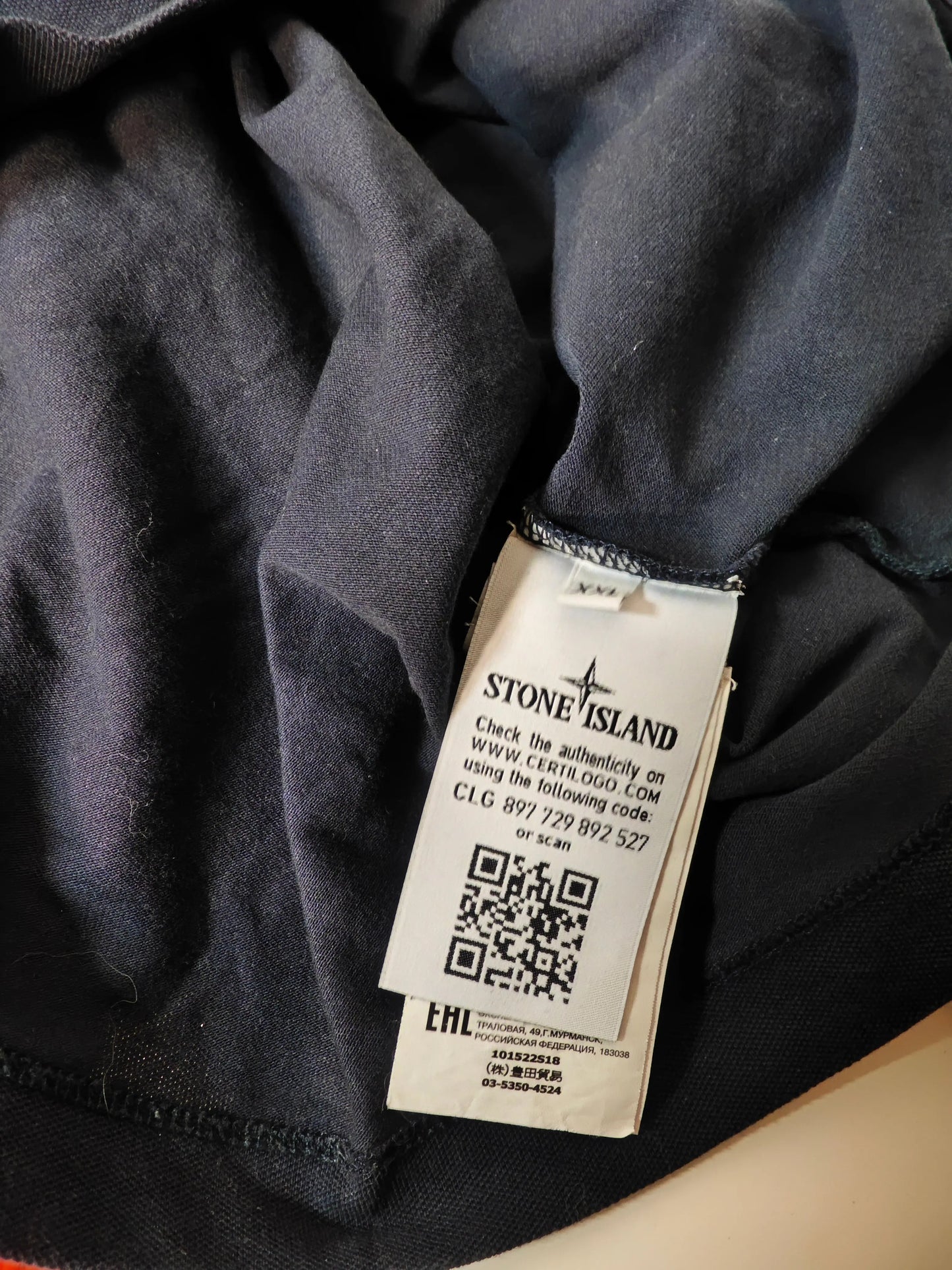Polo bleu marine slim fit de Stone Island, avec étiquette d'authentification.
