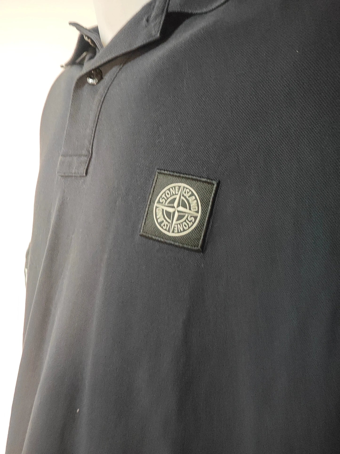 Polo bleu marine de Stone Island, avec écusson logo sur la poitrine.