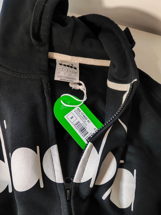 Sweat à capuche noir par Diadora avec fermeture éclair, logo blanc et étiquette verte.
