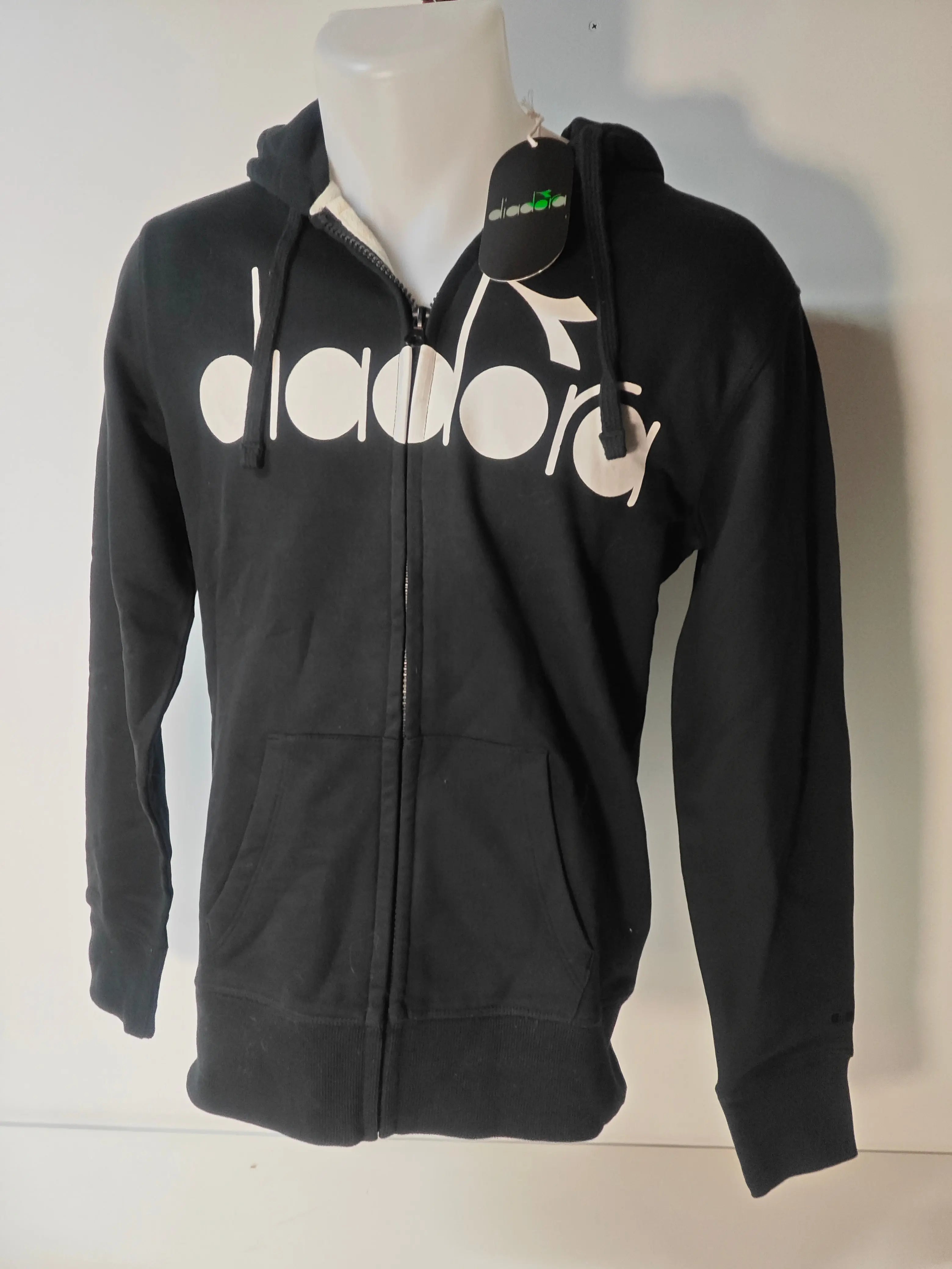 Sweat à capuche noir de Diadora avec fermeture éclair et logo blanc imprimé sur le devant.