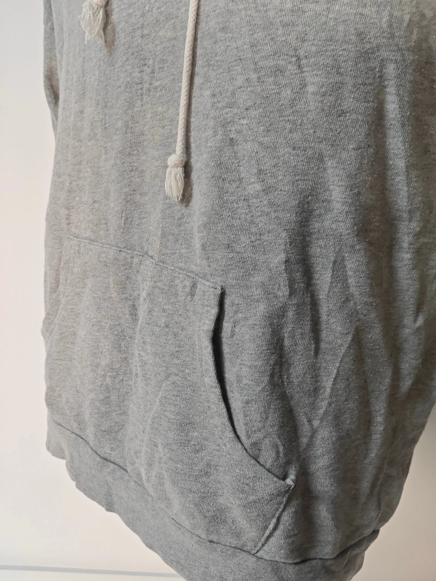 Sweat à capuche gris et bleu marine de Stüssy, avec cordon de serrage et poche kangourou sur le devant.
