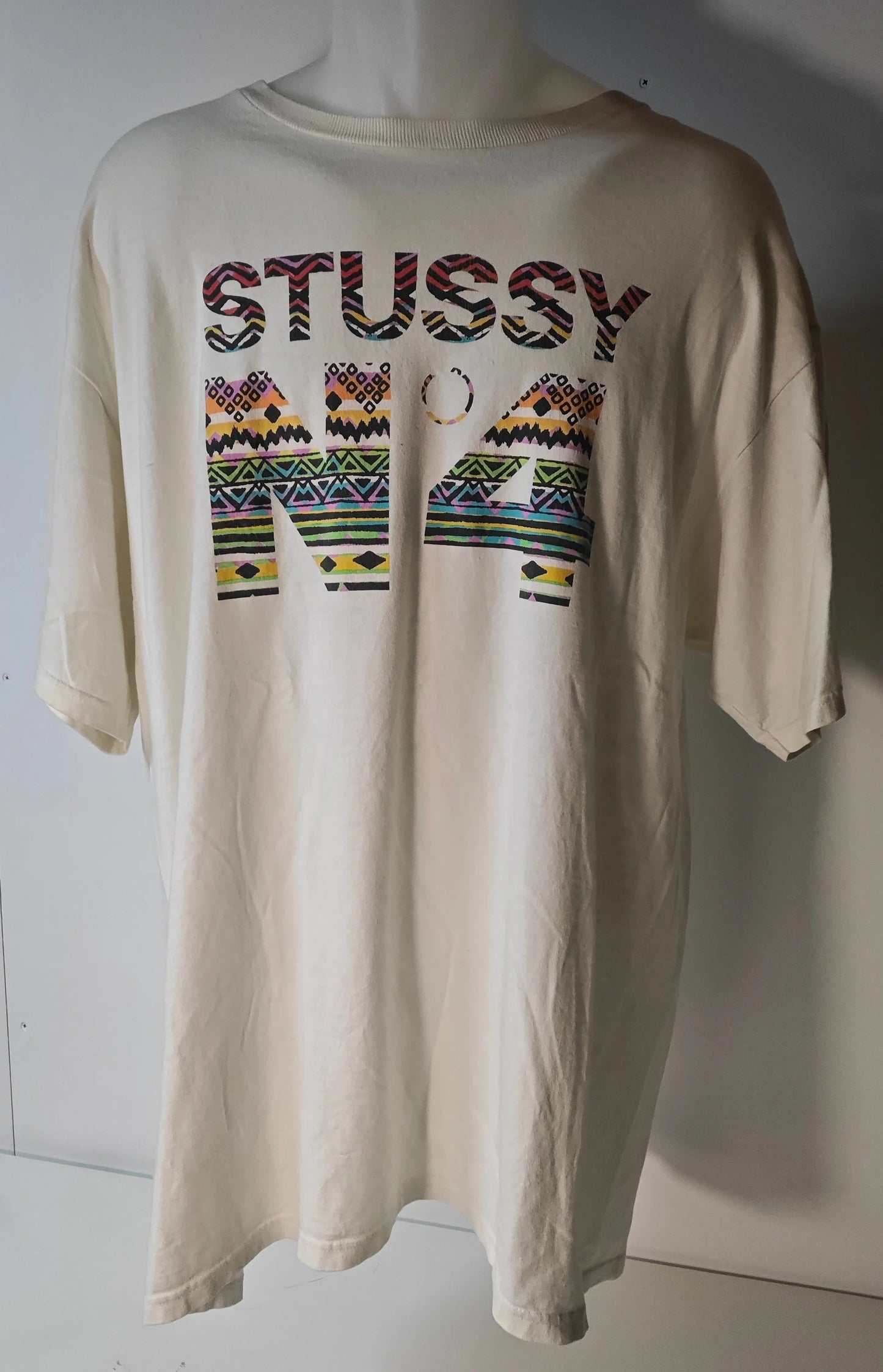 T-shirt crème taille XL de Stüssy, imprimé multicolore « STÜSSY N°4 » sur le devant.