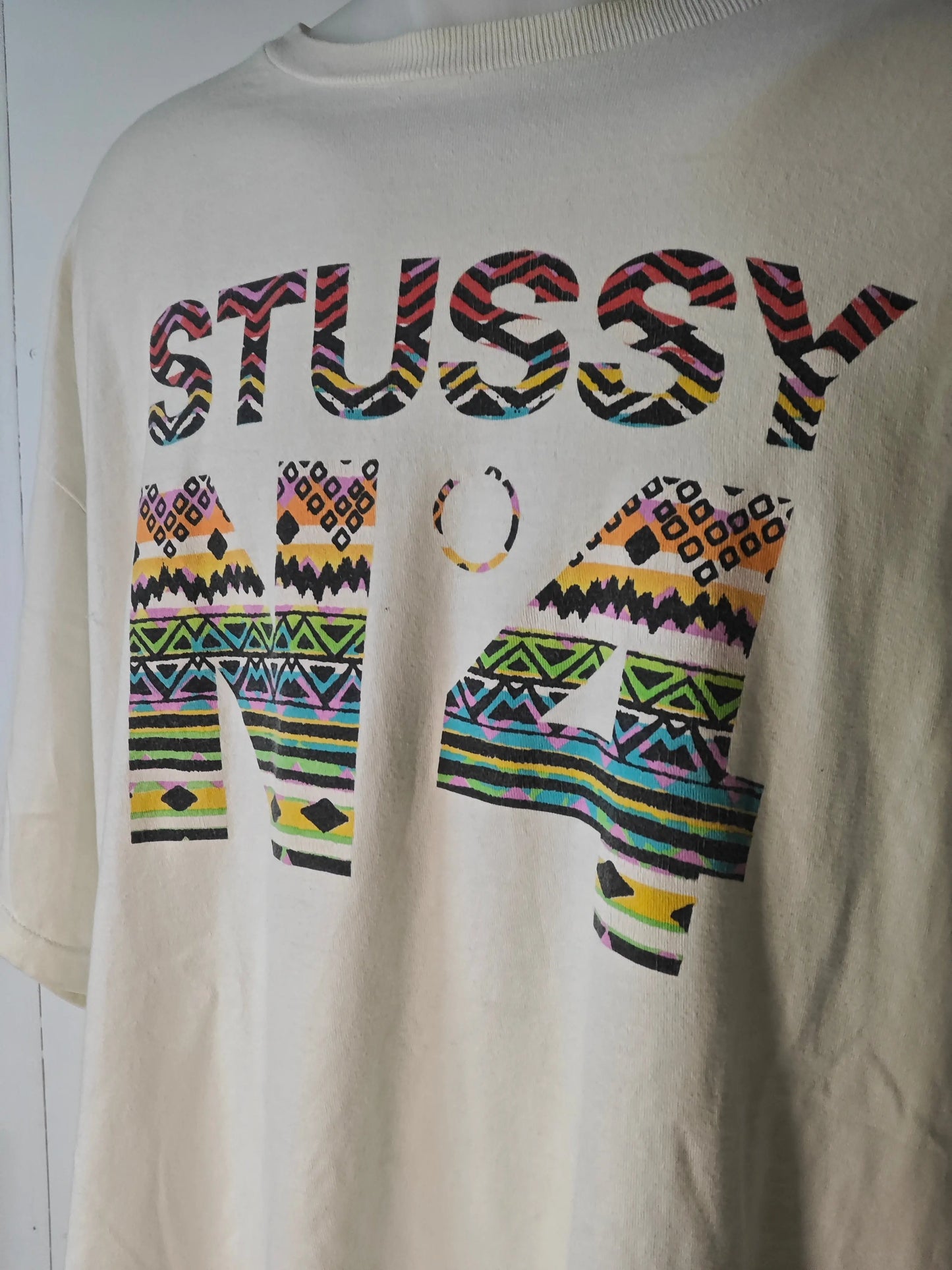 T-shirt crème Stüssy avec motif graphique multicolore, de Stüssy.