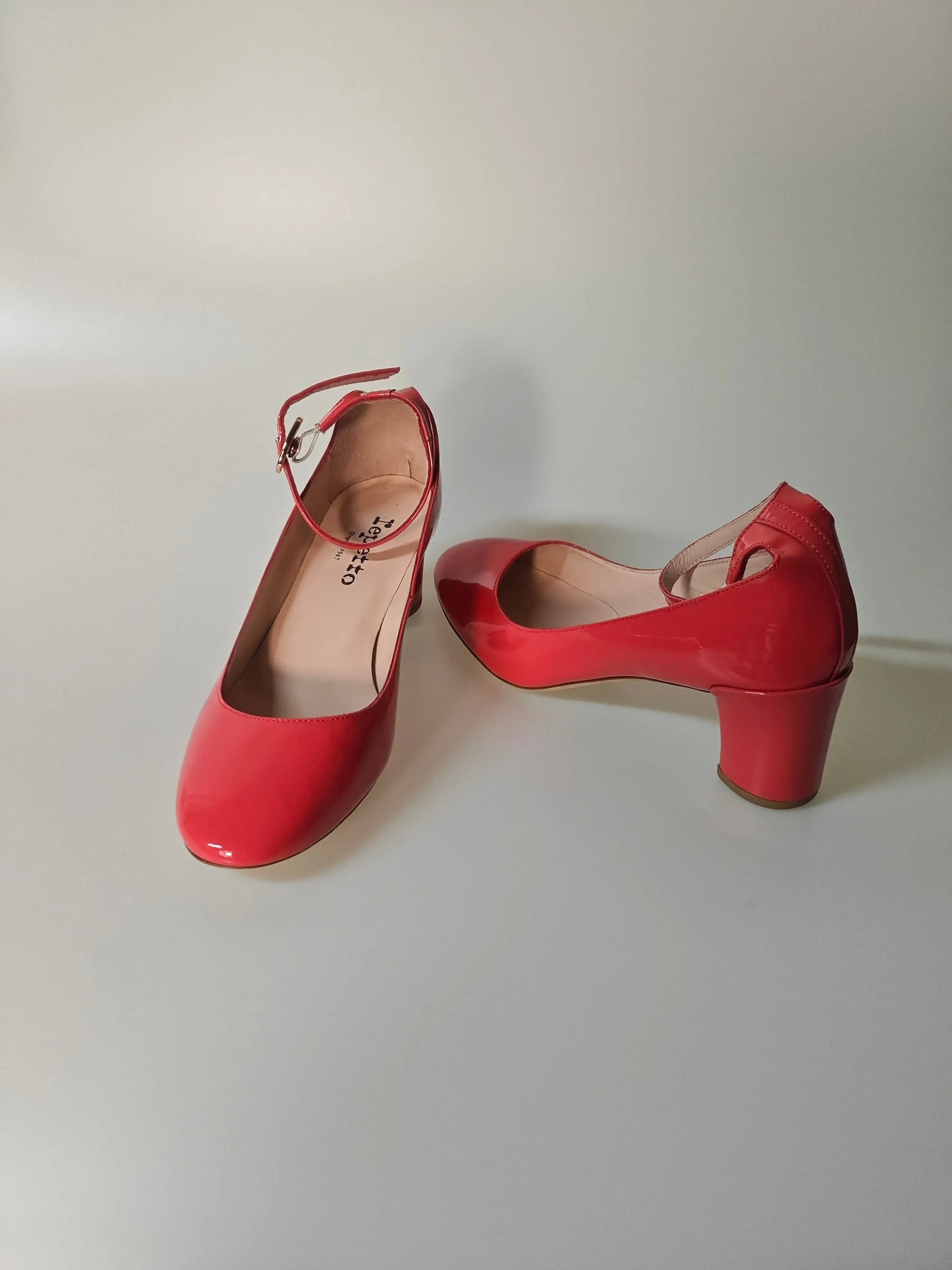 Escarpins rouges vernis, modèle Baby Jane de Repetto, avec une bride et un talon de 5 cm.
