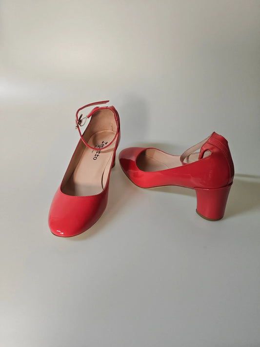 Escarpins rouges vernis, modèle Baby Jane de Repetto, avec une bride et un talon de 5 cm.

