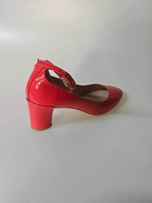 Escarpin rouge verni, modèle Baby Jane de Repetto, avec bride et talon de 5 cm, en vue latérale.