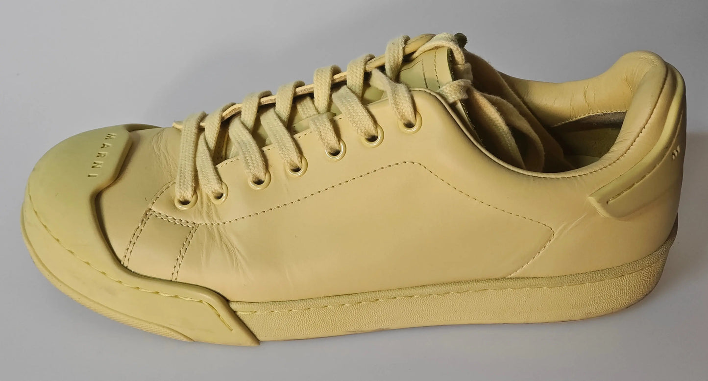 Baskets jaunes en cuir de Marni, fabriquées en Italie, avec lacets et semelle assortis.