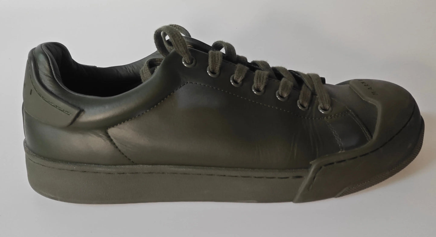 Baskets en cuir kaki de Marni, fabriquées en Italie, avec lacets assortis et bout rond.