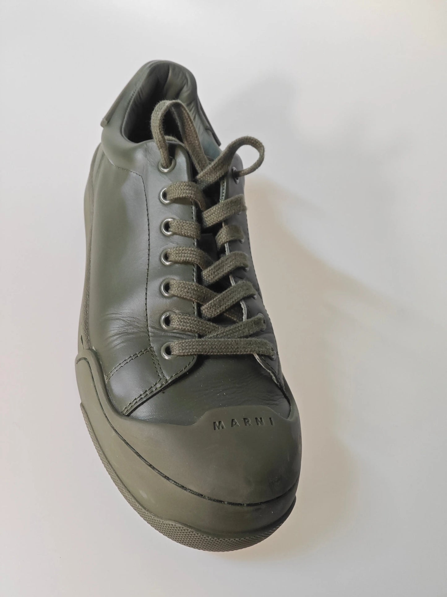 Basket vert kaki de Marni, fabriquée en Italie, avec lacets assortis et semelle épaisse.