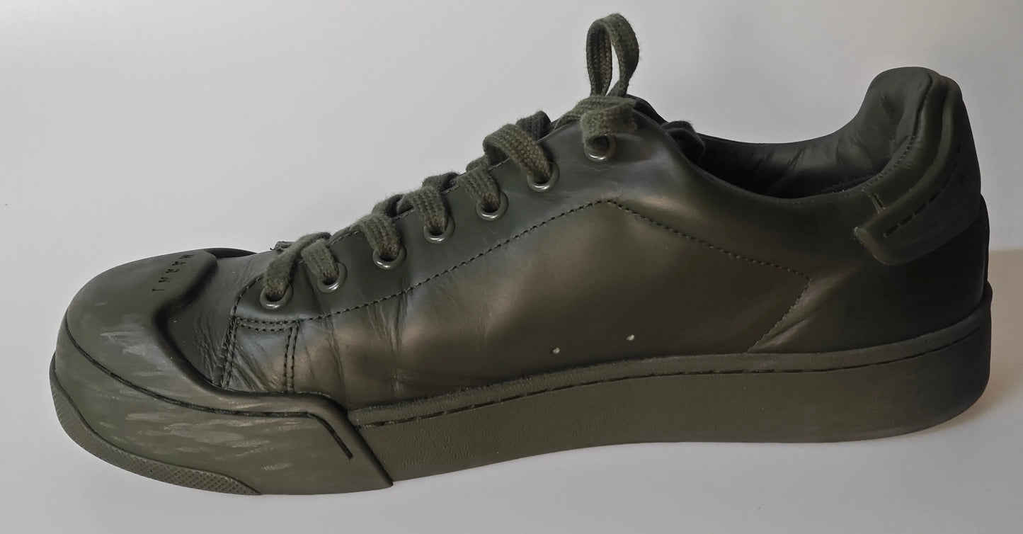 Baskets vert kaki de Marni, fabriquées en Italie, avec lacets ton sur ton et semelle épaisse.