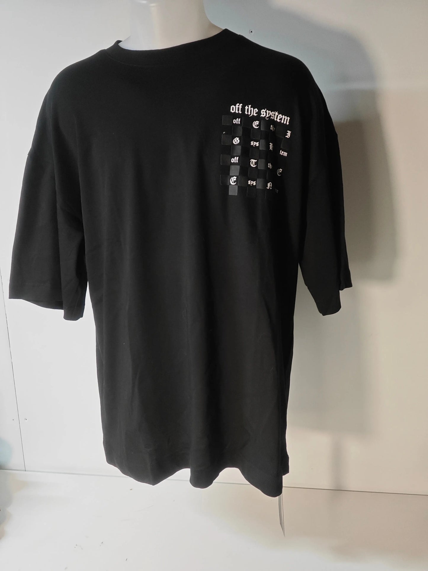 T-shirt noir taille L de Off The System avec imprimé graphique à carreaux et lettrage blanc.