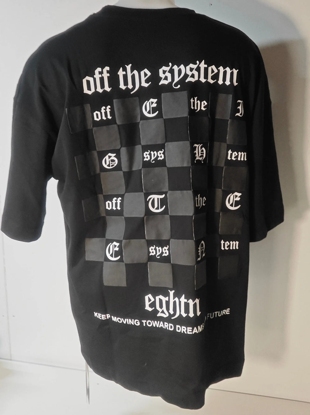T-shirt noir Off-The System taille L de Off The System, avec motif à carreaux et lettrage blanc au dos.

