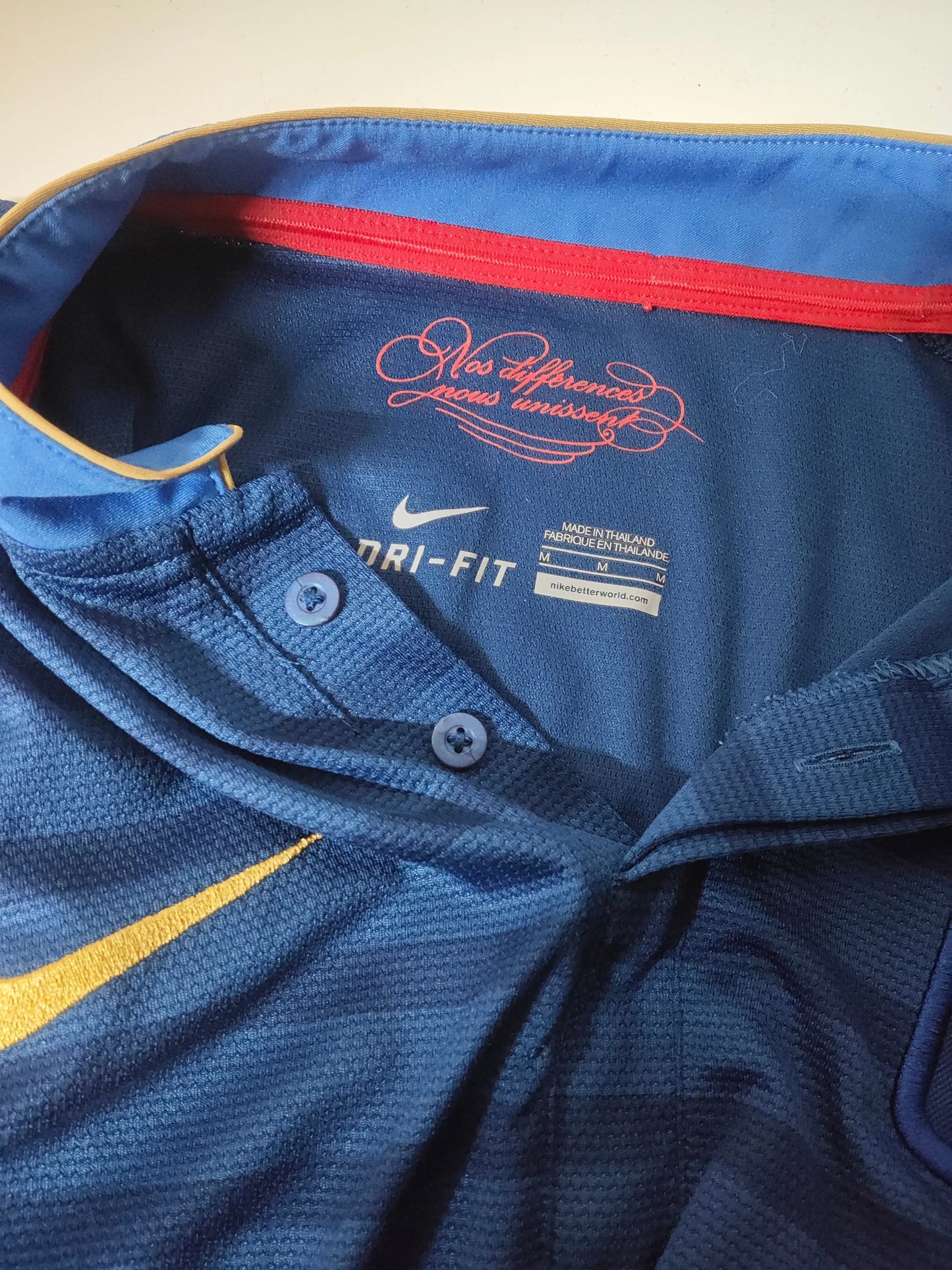 Maillot bleu Équipe de France FFF Nike Dri-Fit, taille M, d'occasion, avec logo doré sur le devant.