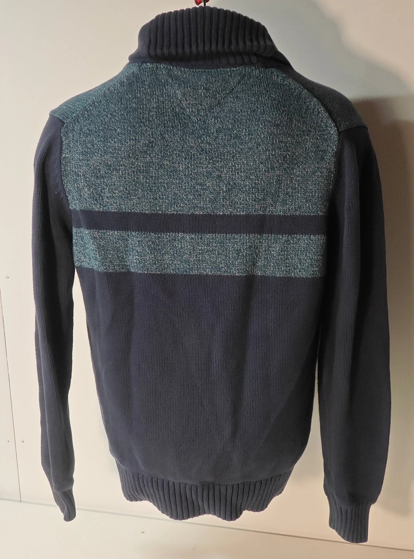 Cardigan bleu marine de Tommy Hilfiger avec un col montant et des rayures turquoise sur le haut du dos.