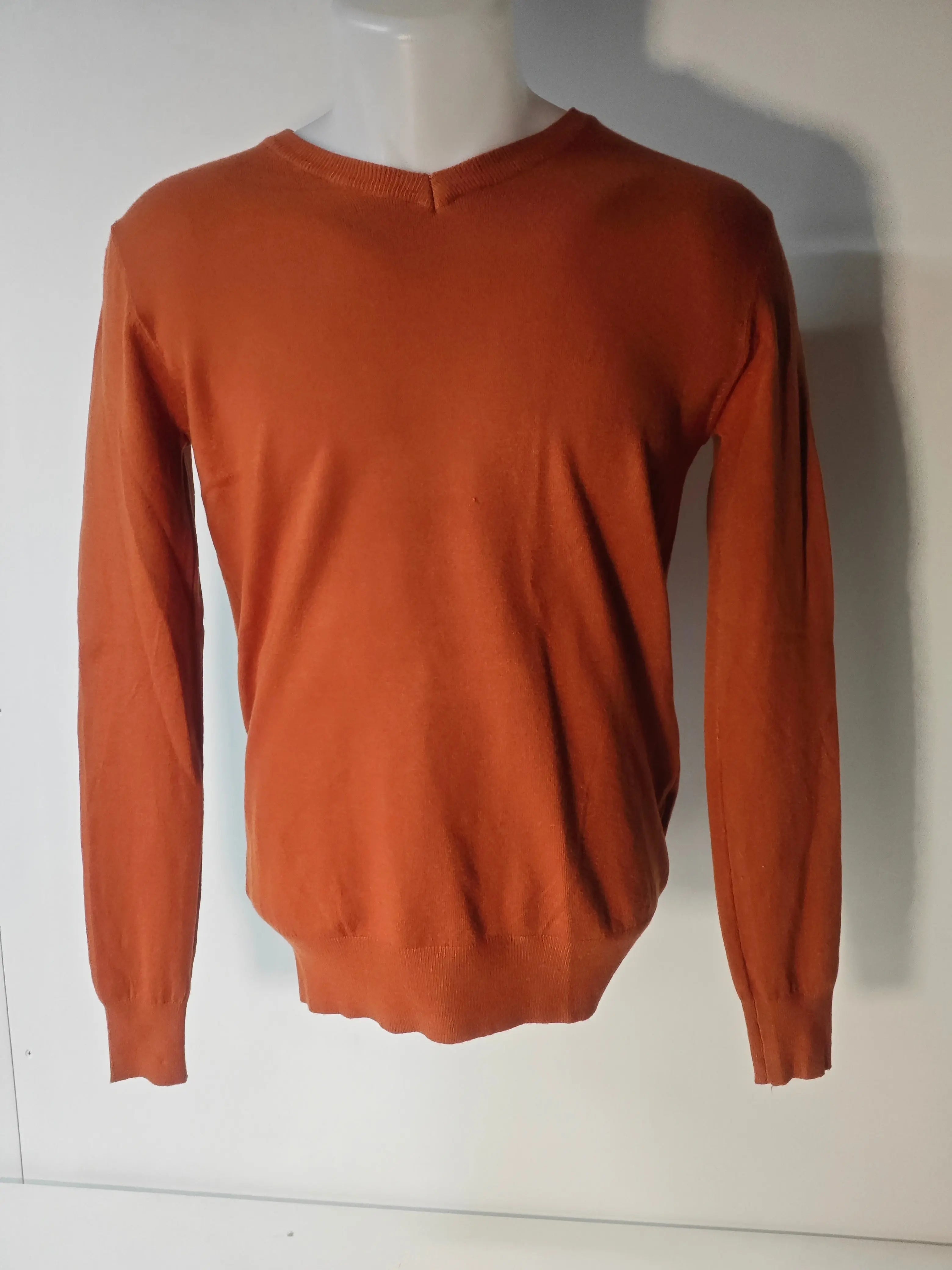 Pull à col V orange, très doux par Upstyle Destock, présenté sur un mannequin.