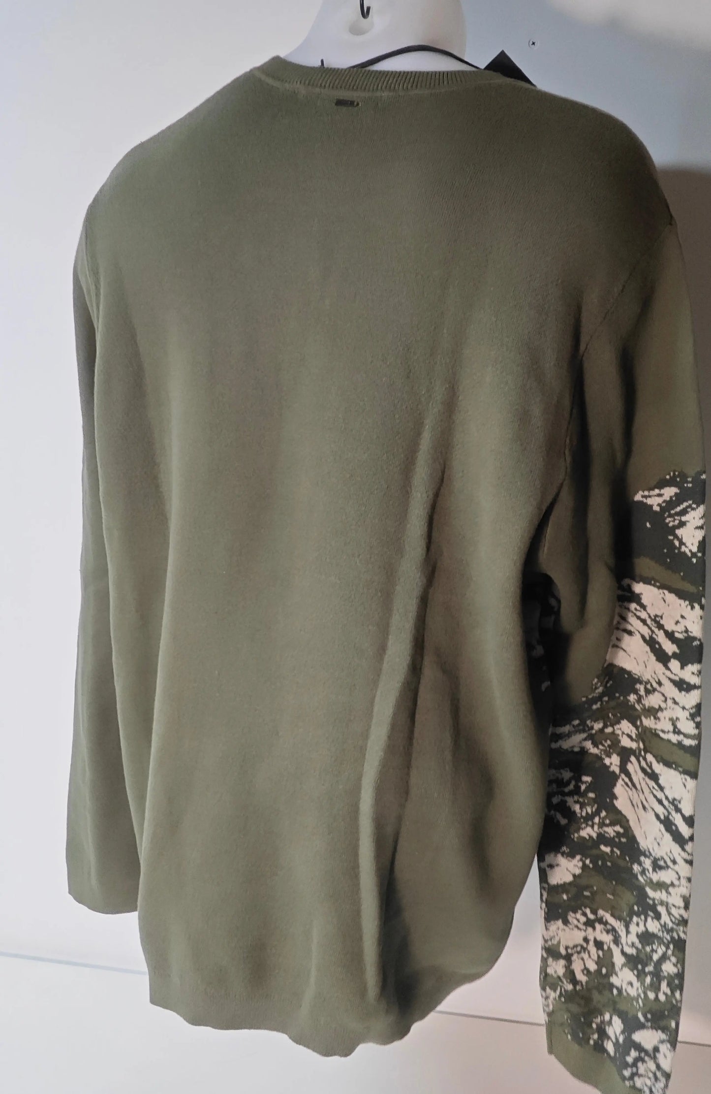 Pull IKKS camouflage vert olive de IKKS, avec motif camouflage sur la manche.