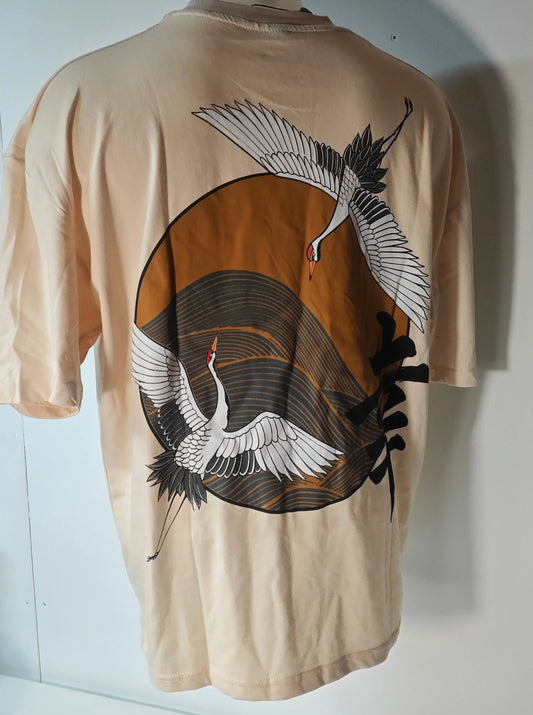 T-shirt beige AOTS Art Of The Streets avec motif de deux grues japonaises dans un cercle brun.
