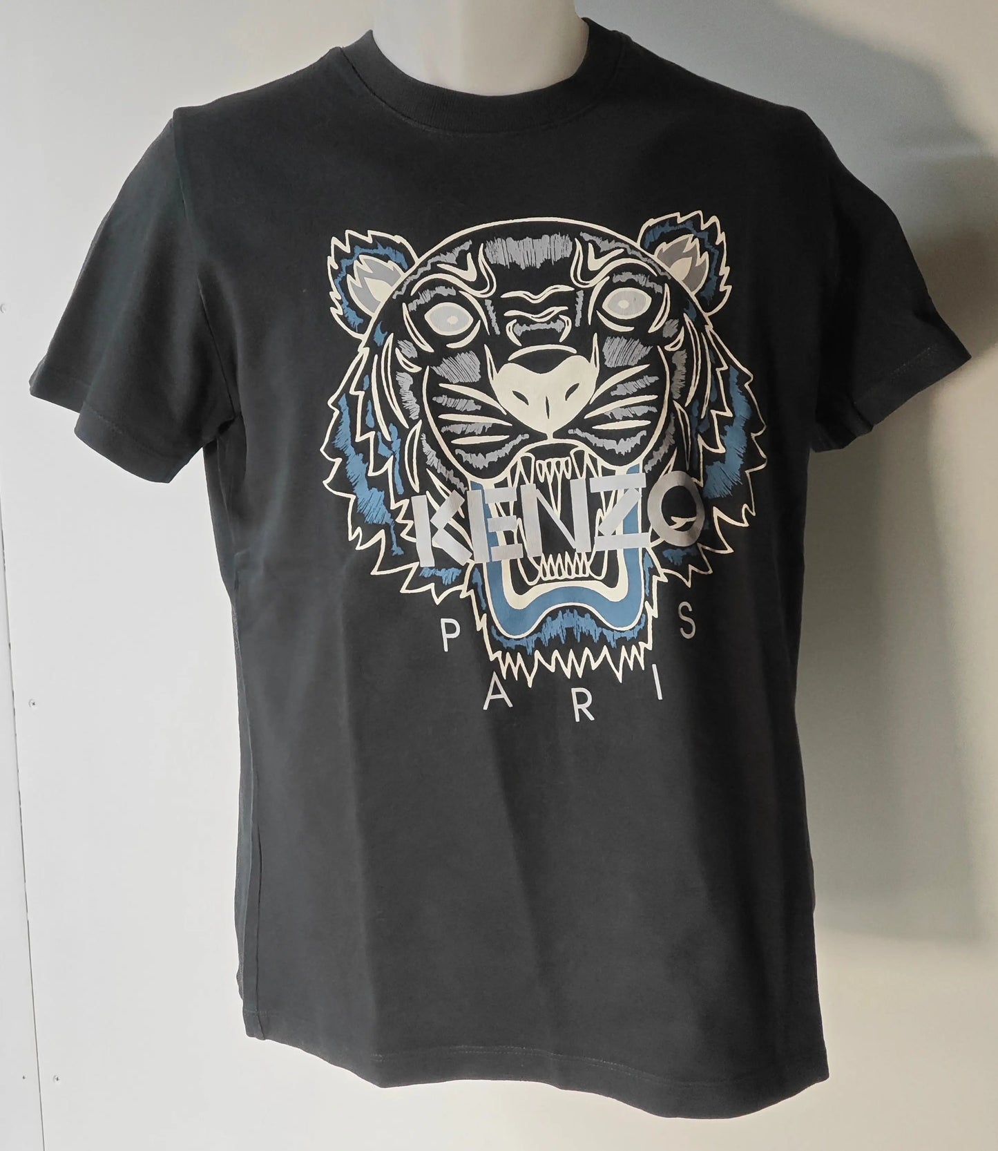 T-shirt noir de Kenzo avec imprimé graphique d'un tigre sur le devant.
