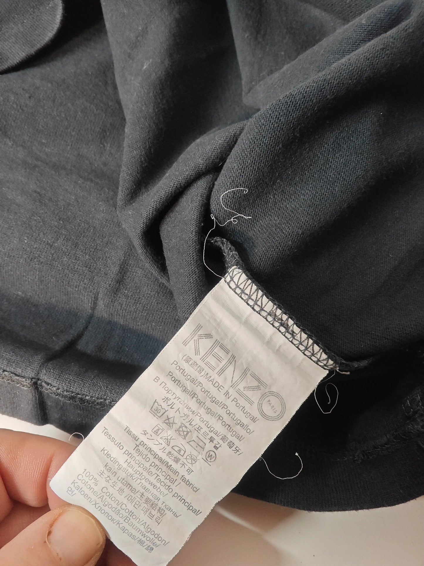 T-shirt gris en coton de Kenzo, avec une étiquette de composition visible.
