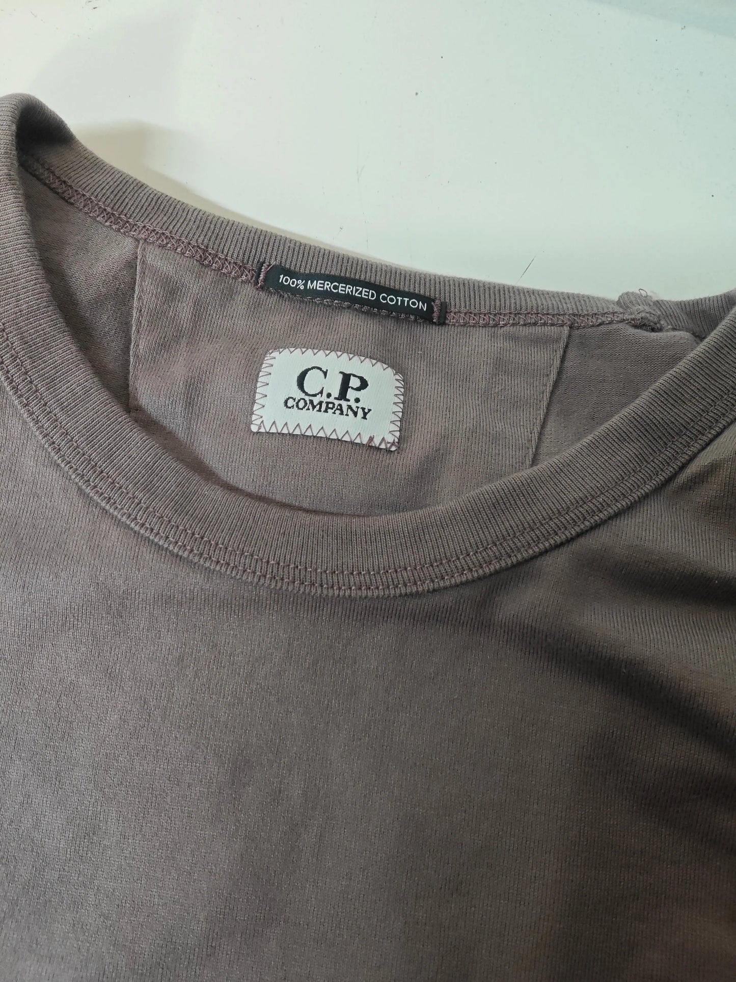 T-shirt marron 100% coton mercerisé de C.P. Company, avec étiquette de la marque au niveau du col.
