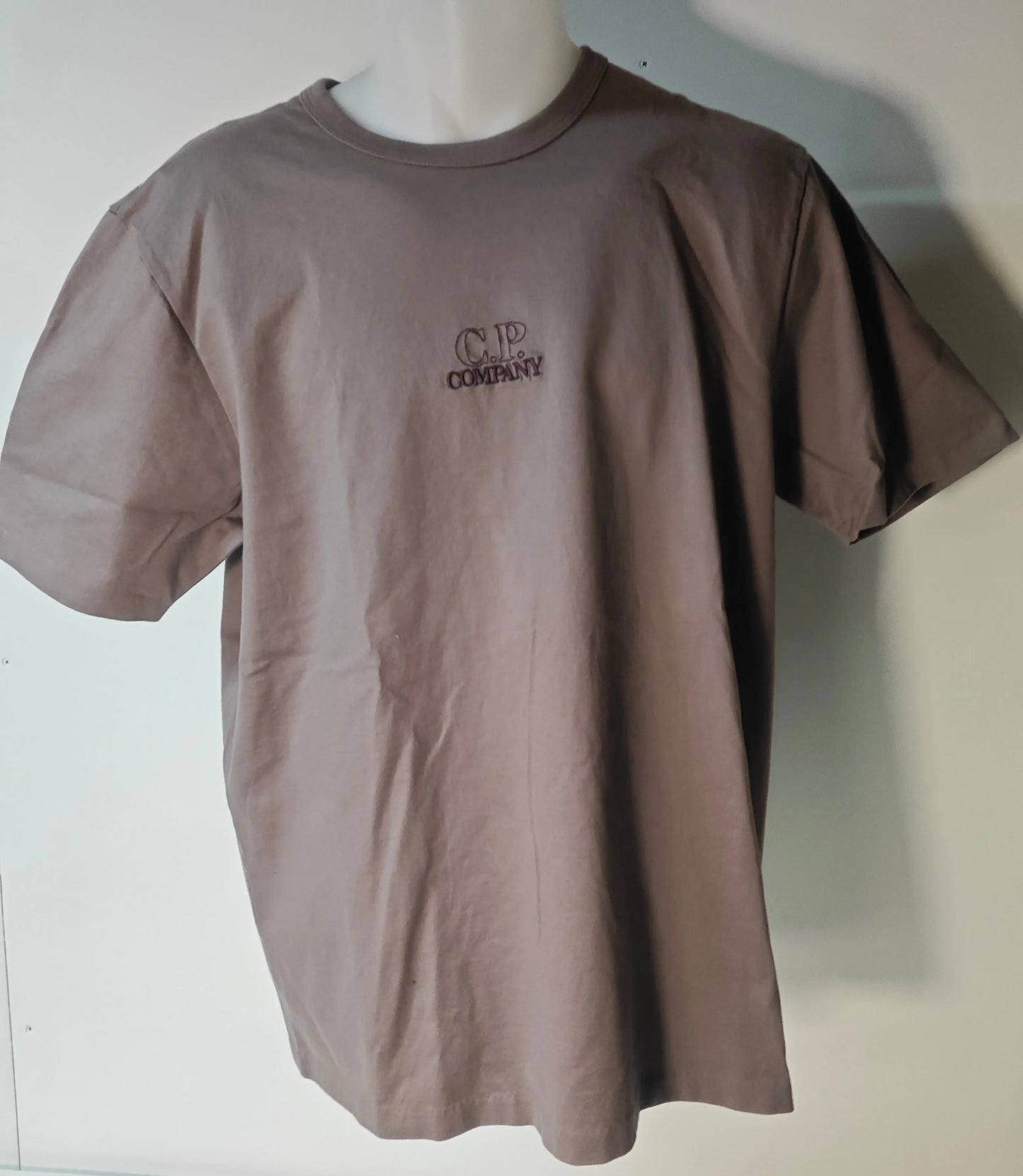 T-shirt marron by C.P. Company, avec le logo de la marque brodé sur la poitrine.