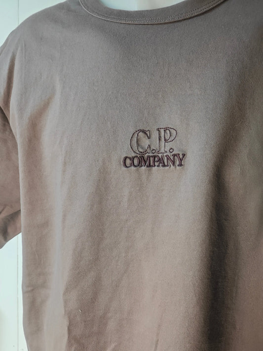 T-shirt marron en coton de C.P. Company avec logo brodé sur le devant.
