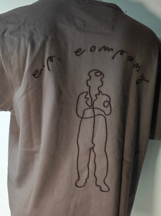 T-shirt marron clair de C.P. Company avec un dessin d'une silhouette brodée et un texte en arc de cercle.
