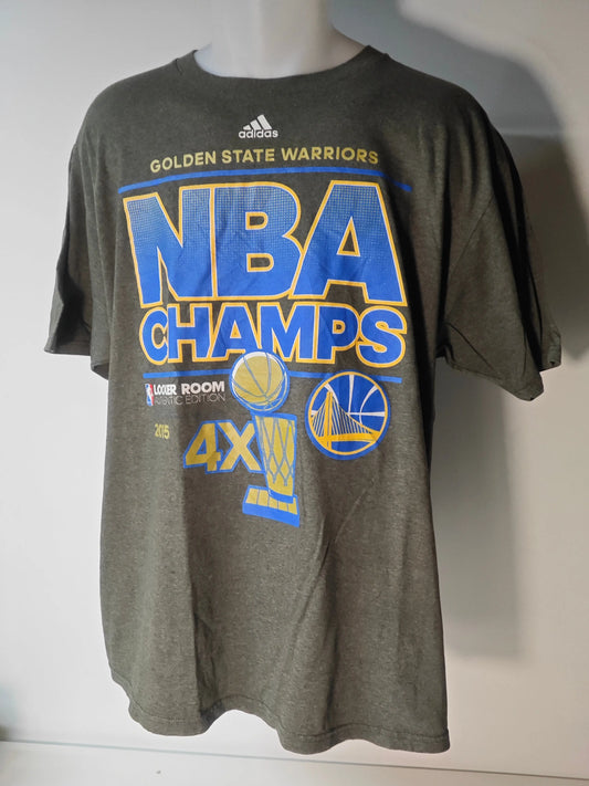 T-shirt gris sérigraphié par Adidas aux couleurs des Golden State Warriors, édition NBA Champs 2015.