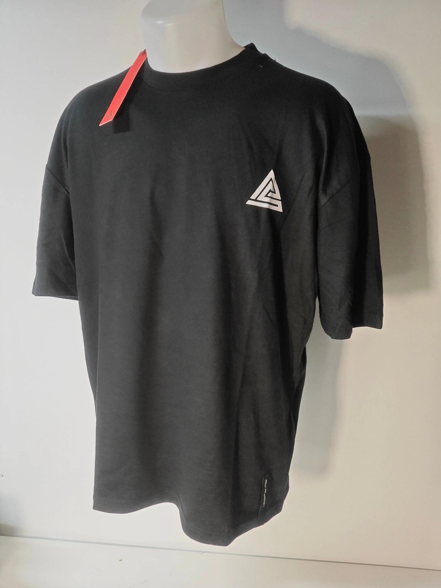 T-shirt noir Art Of The Streets, avec un logo triangulaire blanc sur la poitrine.