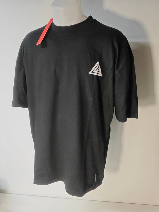 T-shirt noir Art Of The Streets, avec un logo triangulaire blanc sur la poitrine.