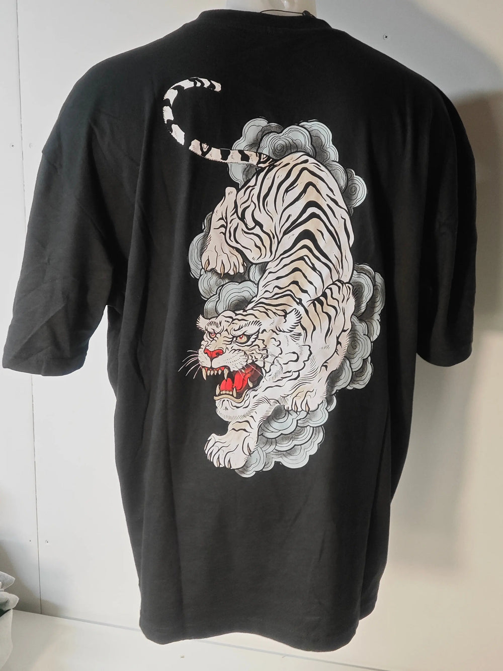 T-shirt noir Art Of The Streets avec un grand motif de tigre japonais blanc dans le dos.

