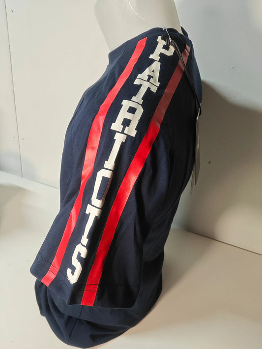 T-shirt bleu marine New England Patriots par New Era, avec rayures rouges et lettrage blanc sur la manche.