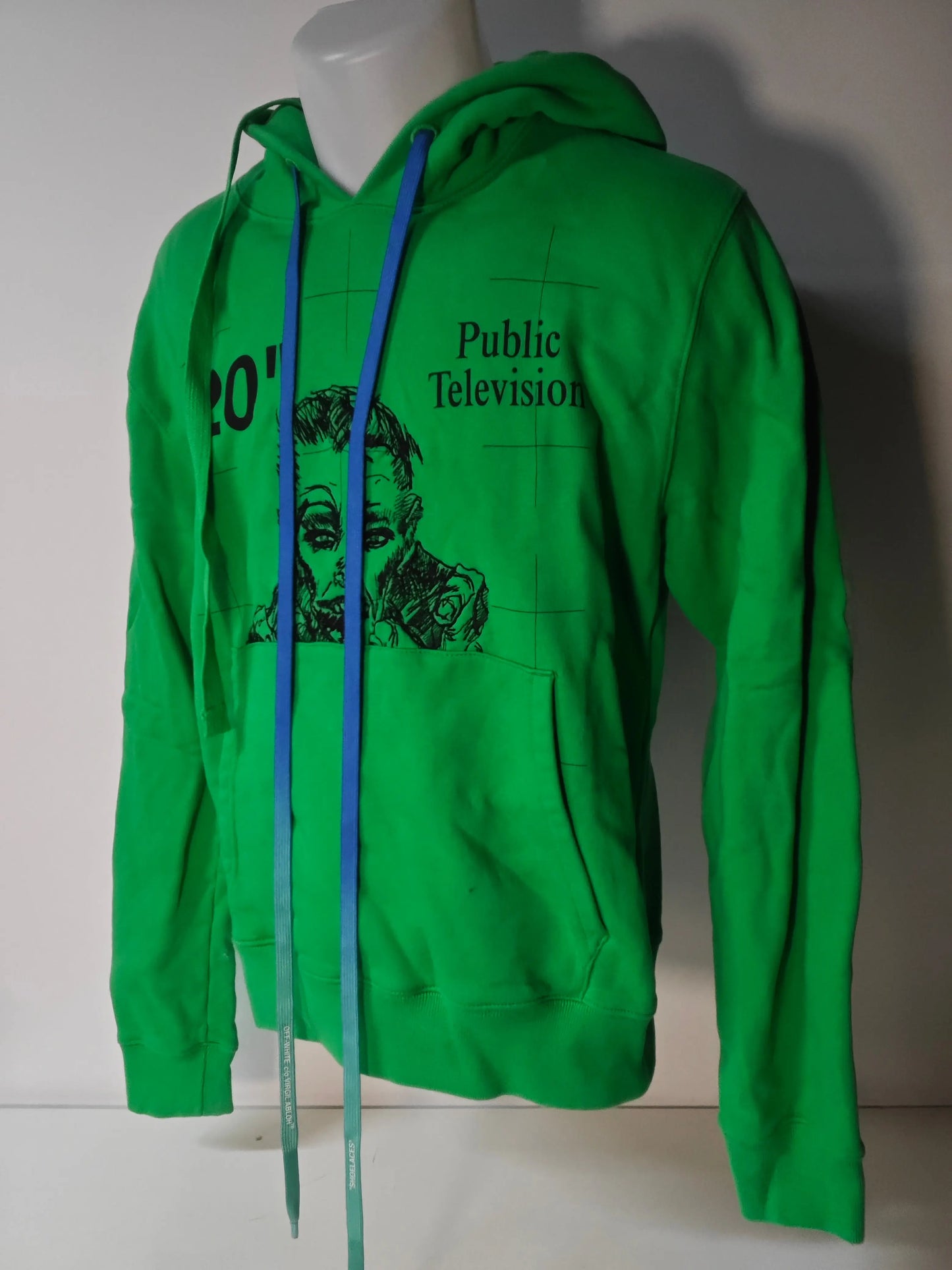 Sweat à capuche vert, de Off-White, avec impression graphique et inscription noire "Public Television".