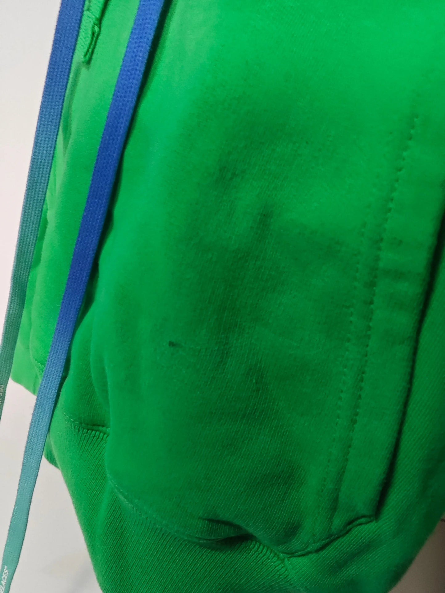 Sweat à capuche vert taille S par Off-White, avec cordon de serrage bleu dégradé.