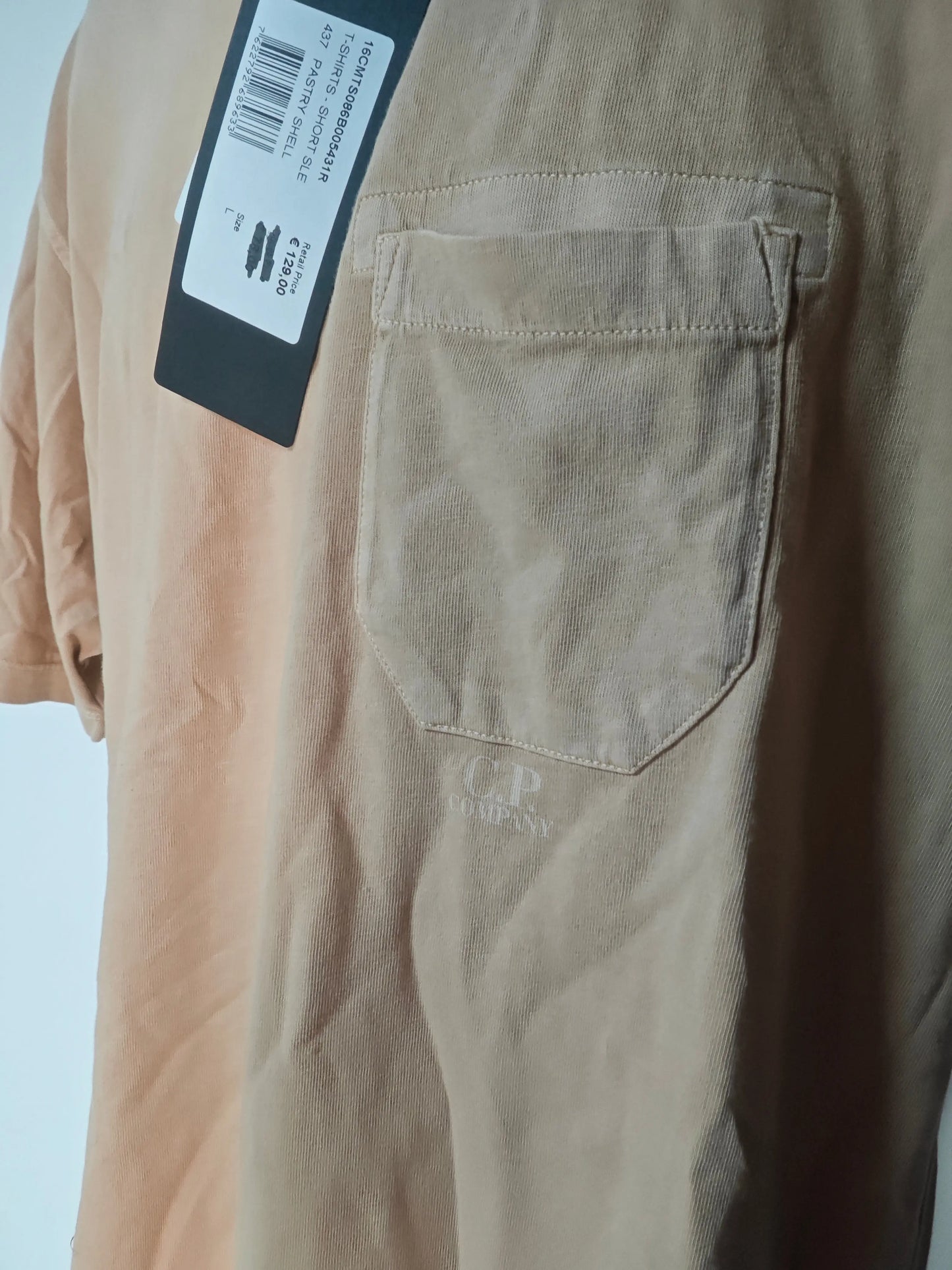 T-shirt beige en maille côtelée par C.P. Company, avec une poche poitrine et le logo de la marque en bas.