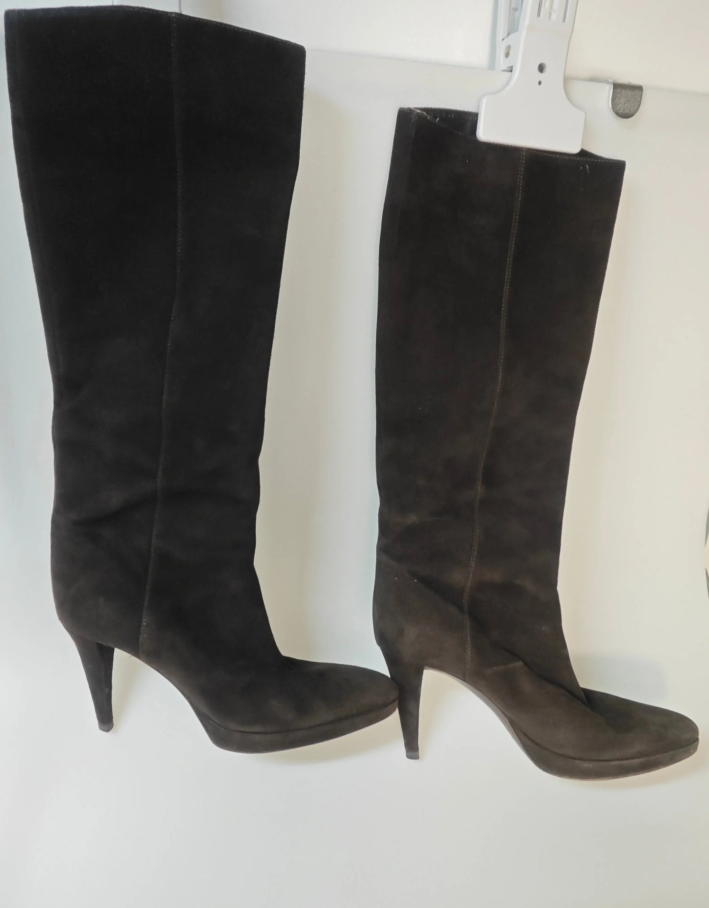 Bottes hautes en daim marron Sergio Rossi à talons aiguilles et fermeture éclair latérale.