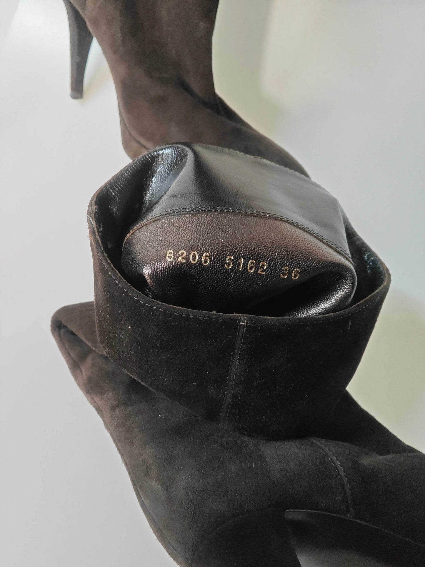 Bottes hautes marron en daim de Sergio Rossi, avec talons et doublure en cuir portant la taille 36.