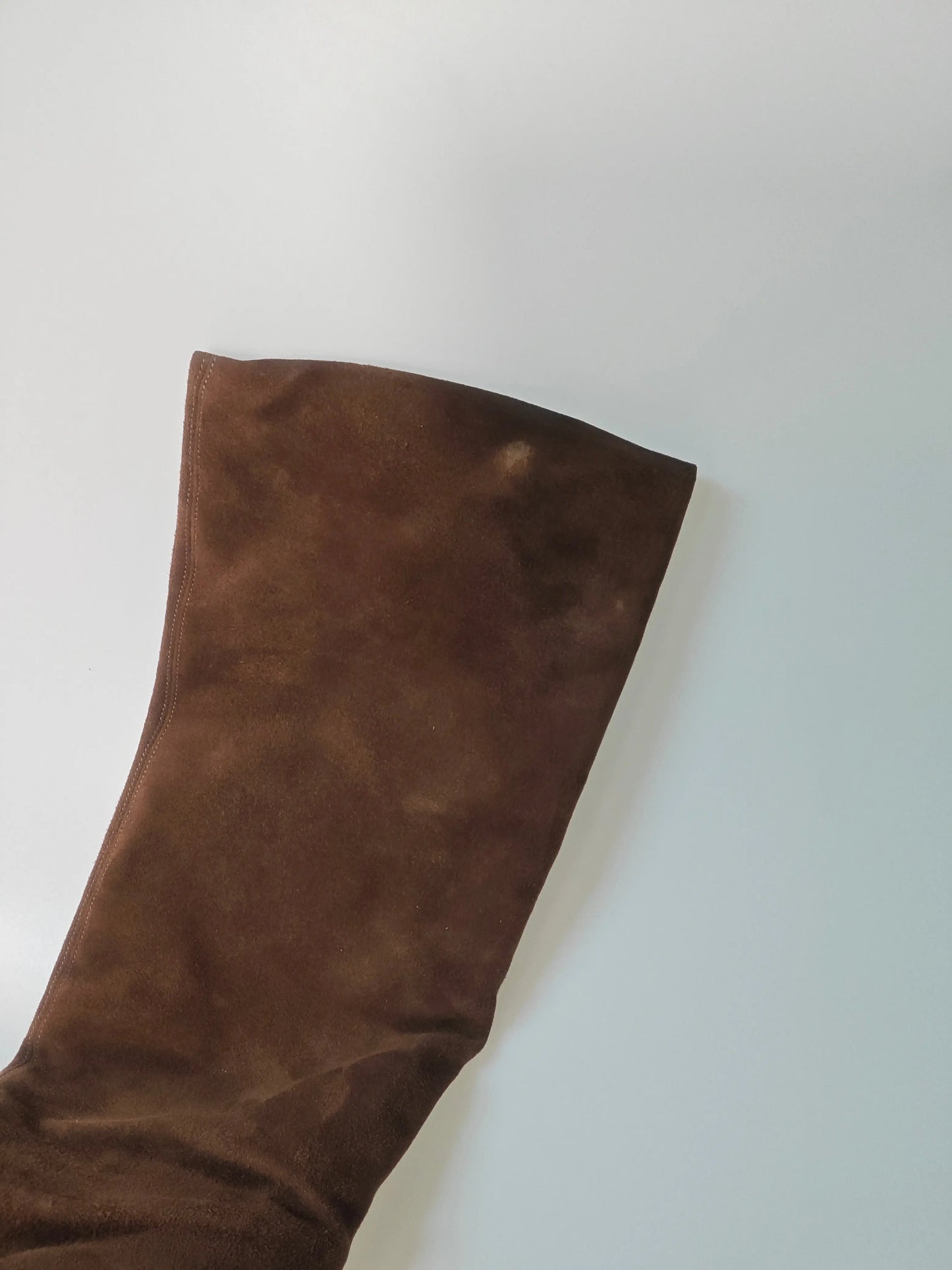 Bottes hautes en daim marron de Sergio Rossi, avec talons et quelques taches sur la tige.