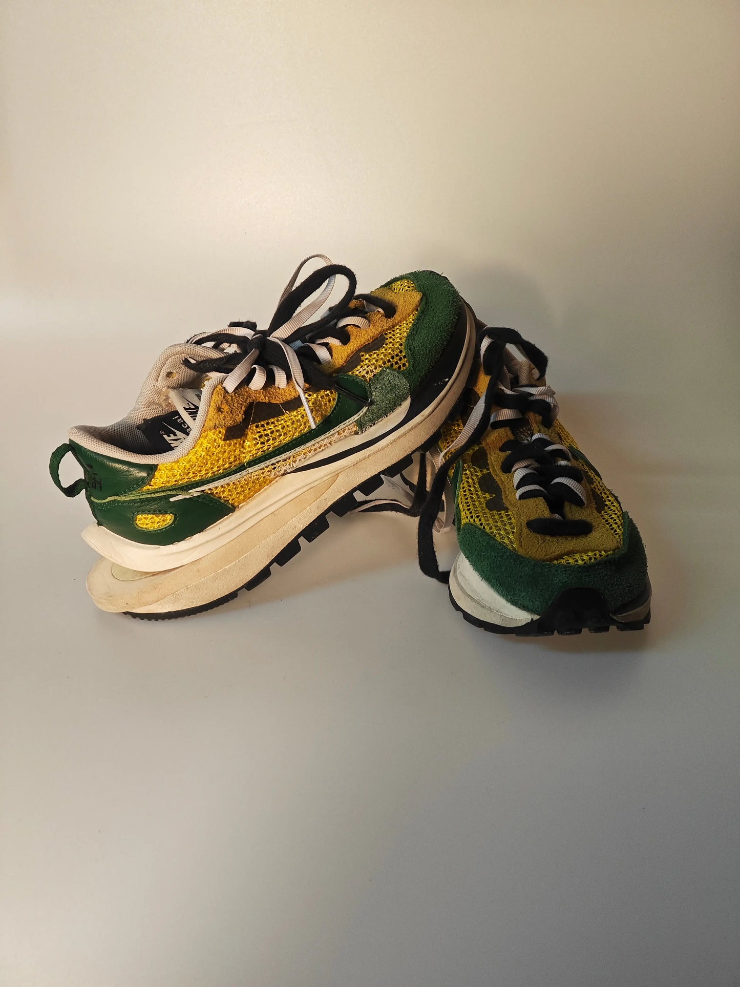 Baskets de course jaunes et vertes d'occasion Nike VaporWaffle par Sacai, avec lacets noirs et blancs.