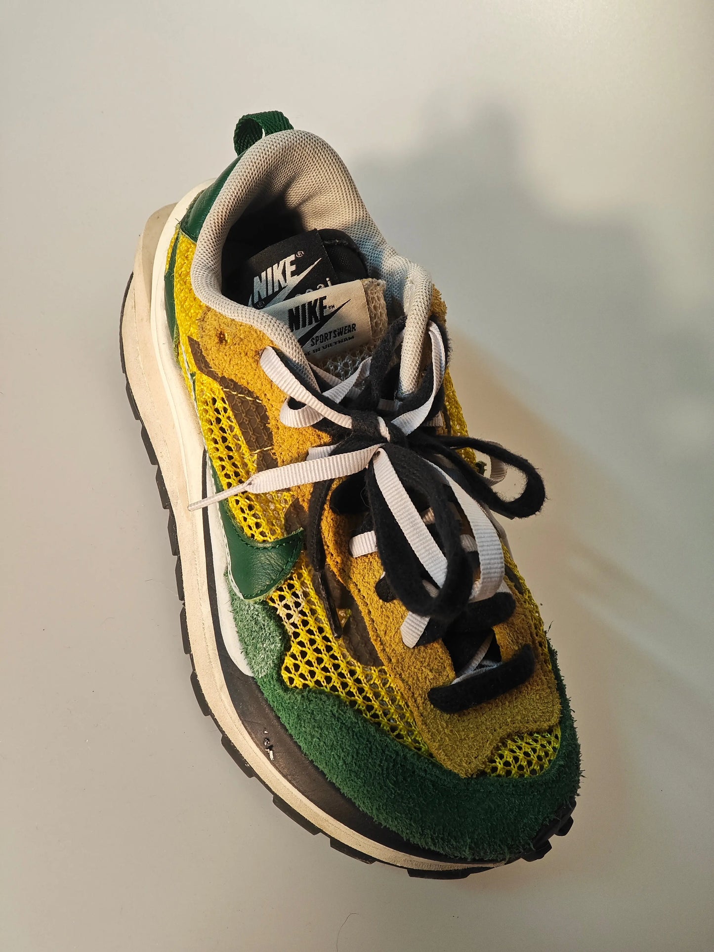 Basket multicolore de seconde main par Nike, avec lacets noirs et blancs.