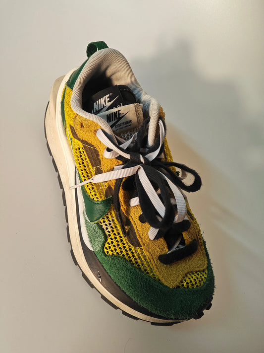 Basket multicolore de seconde main par Nike, avec lacets noirs et blancs.