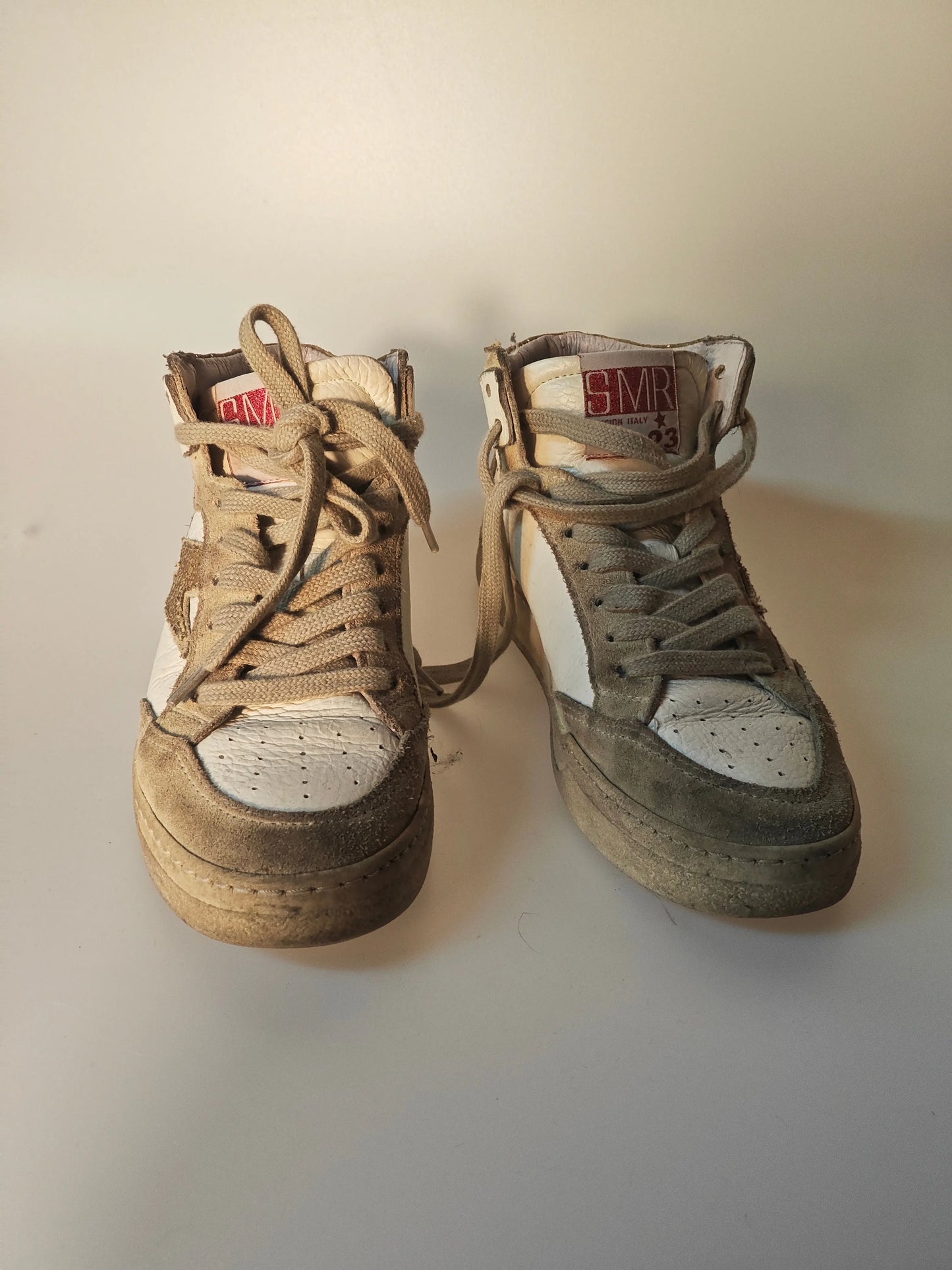 Baskets montantes en cuir et daim au look vintage par SMR, avec lacets et effet vieilli.
