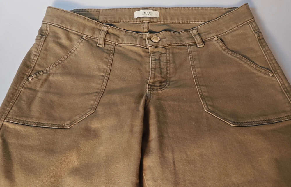 Pantalon kaki, taille 36, de IKKS, avec poches avant distinctives et détails de couture.