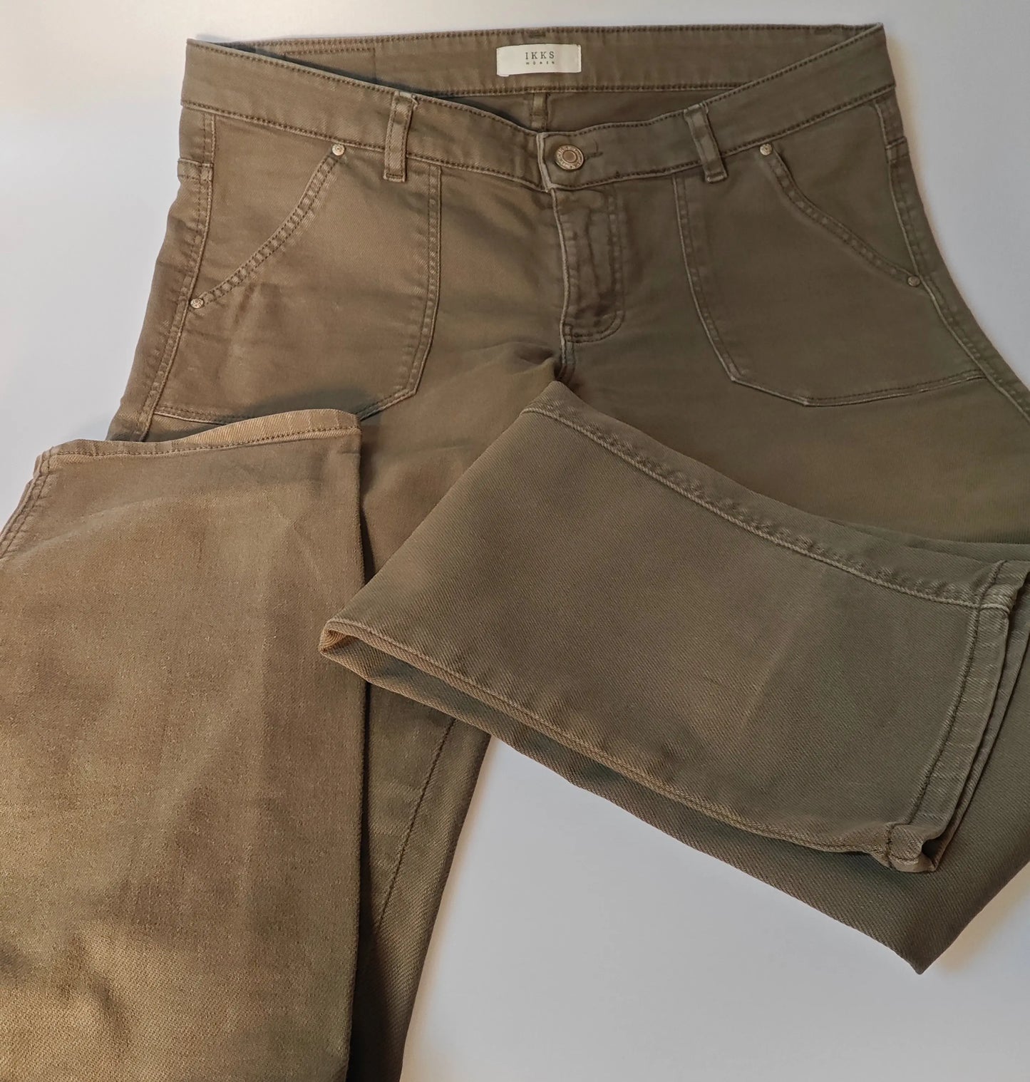 Pantalon kaki de IKKS Women, en coton, avec poches cargo et coupe décontractée.
