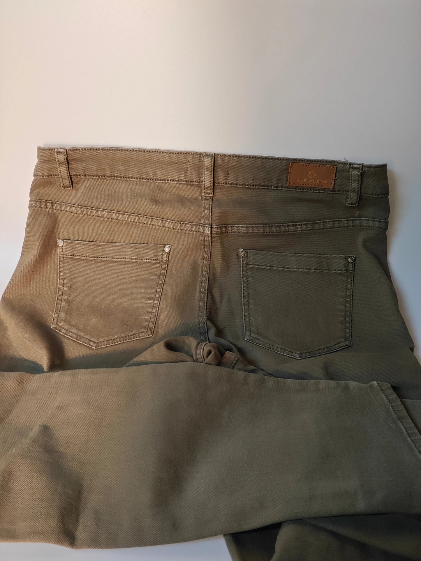Pantalon kaki IKKS Women, avec poches arrière passepoilées et détail de ceinture.