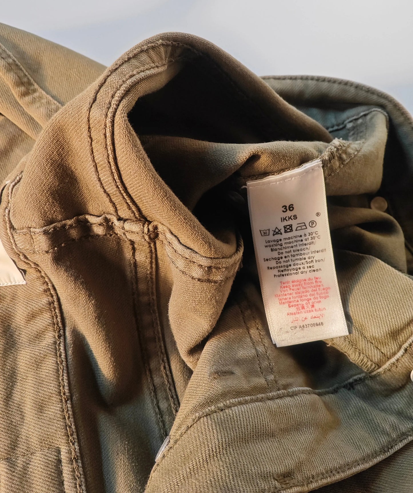 Pantalon kaki taille 36 de IKKS, en coton, avec étiquette d'entretien visible.
